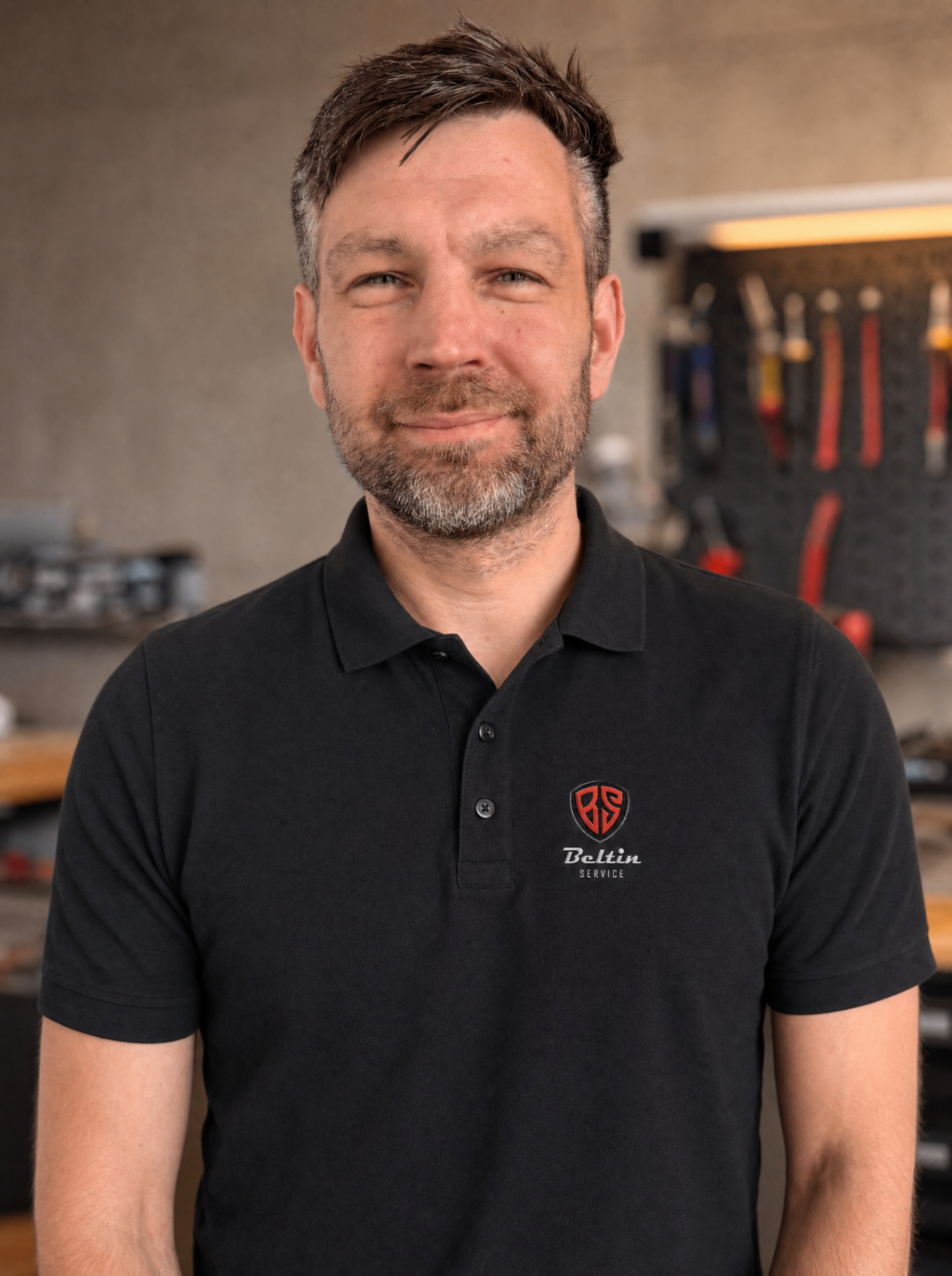 Martin Schöbel, Elektromeister von Beltin-Service, in seiner Werkstatt